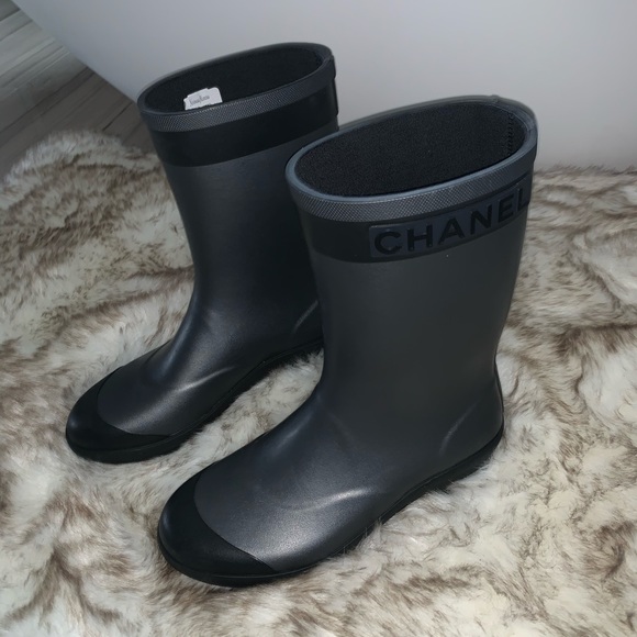 1 OF A KIND ONLY 1 HERE Sold OUT🔥 Gorgeous Chanel matte ☔️/❄️ boots MUST own🖤 - Picture 2 of 5